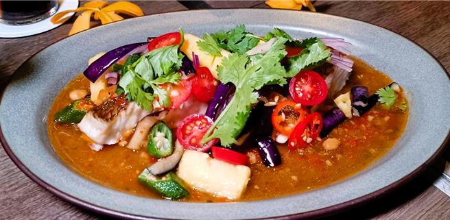 「娘惹酸甜椒酱酥炸海鱼」以凤梨、秋葵与辣椒堆迭出酸香辣韵，堪称白饭小偷。（陈韵萍摄）