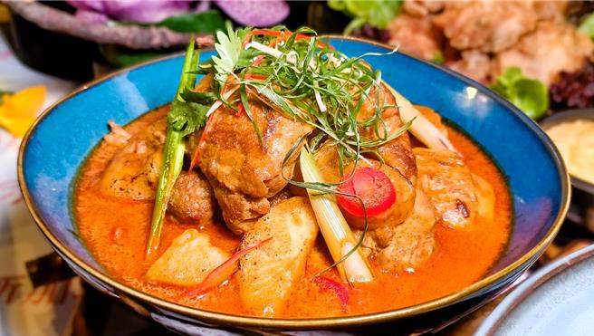 「星洲老爷 味游新加坡」美食活动于「栢丽厅」自助餐台上供应的「星洲咖哩鸡衬洋芋」，让人宛如置身新加坡街头。（陈韵萍摄）