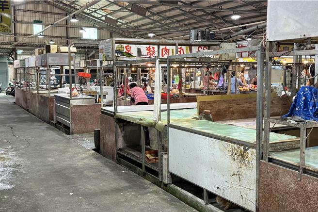 苗栗縣政府配合中央推動非洲豬瘟禁宰補助方案，協助豬肉攤商申請補助金，縣府並加碼補助1萬元，減輕攤商營運壓力。（呂麗甄攝）