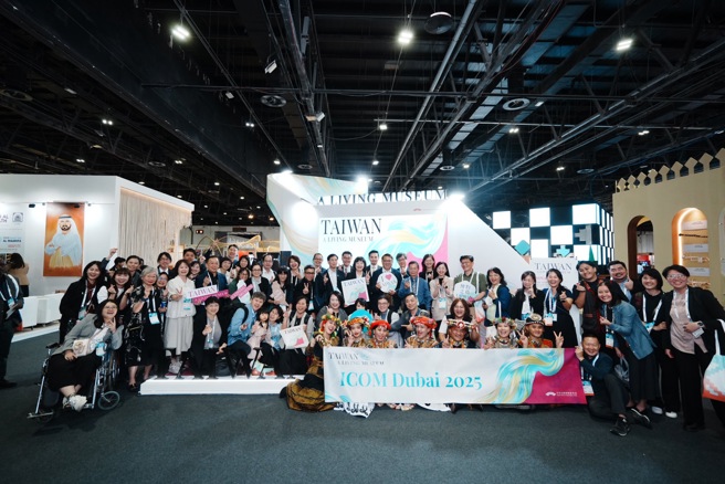 臺湾馆开幕圆满成功，让世界看见臺湾文化实力，开幕交流会现场贵宾云集，臺湾团队合影。(中华民国博物馆学会提供)

