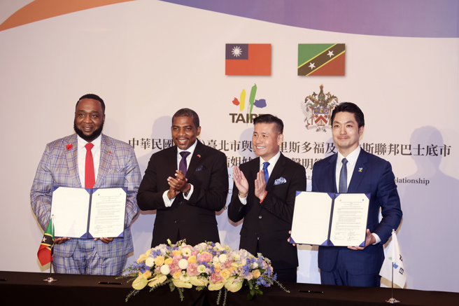 台北市與聖克里斯多福及尼維斯聯邦首都巴士底市締結姊妹市共同聲明簽署典禮13日舉行，由台北市長蔣萬安（右一）、聖克里斯多福及尼維斯聯邦總理德魯（左二）、聖克里斯多福及尼維斯大使范東亞（左一）及台北市議會議長戴錫欽（右二）共同出席並見證。此次締盟正逢兩國建交42週年，象徵城市外交與雙邊合作進入新的里程碑。（鄧博仁攝）
