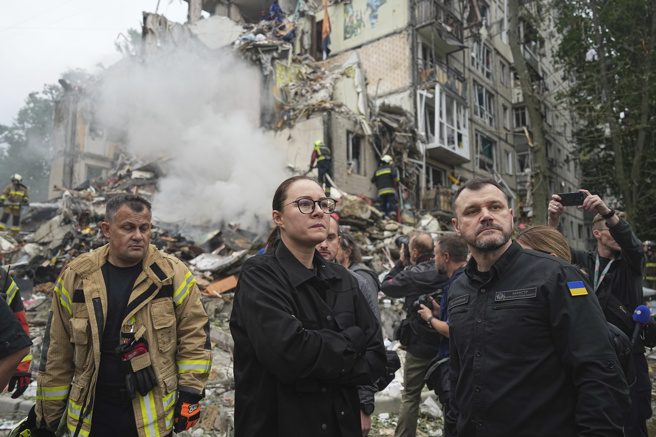乌克兰总理斯维里登科视察受损的城市。(图/美联社)