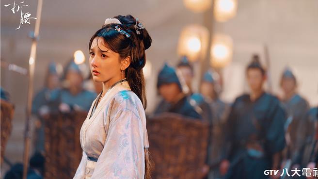 宋祖兒劇中為顧全大局嫁給敵對劉宇寧，以化解世仇。（八大提供）