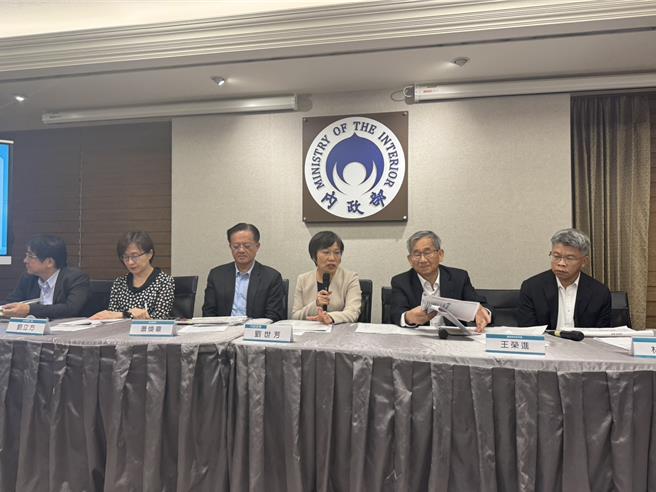 內政部13日部務會報安排建築研究所、地政司、國土管理署及消防署報告「總統府氣候變遷委員會三項裁示之具體規劃及作為」，會後由各單位輪流說明。（王千豪攝）