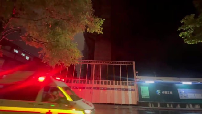 健康路325巷25弄的一处兴建中集合住宅工地，今晚8时55分许，地下室突然冒出火光与大量浓烟。（图／简铭柱翻摄）