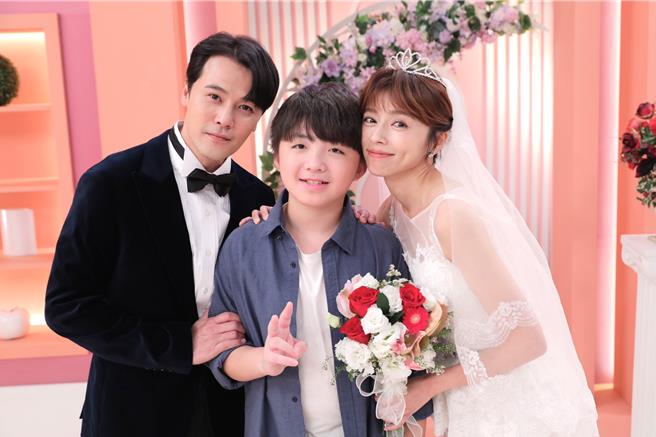 王瞳披婚紗和黃文星、劇中兒子王宥謙拍攝全家福照。（民視提供）