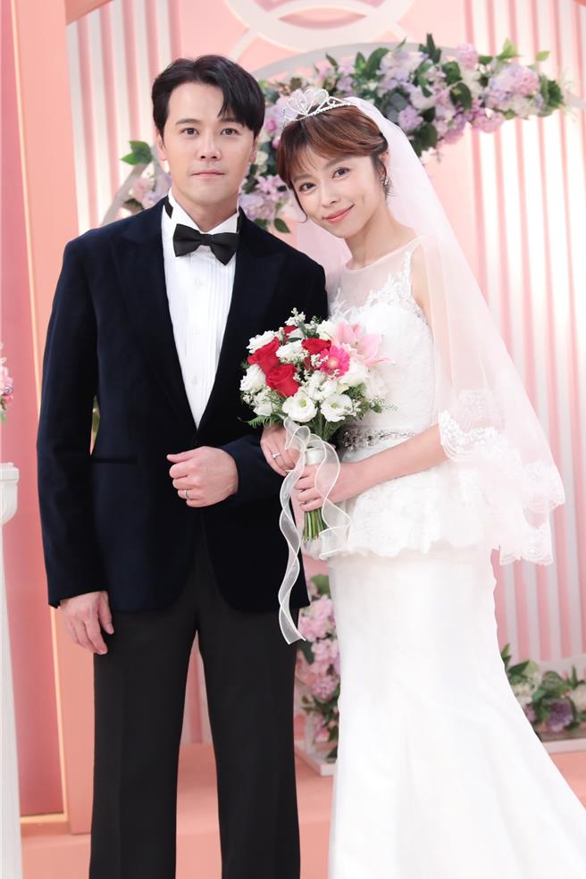 王瞳劇中和黃文星拍浪漫婚紗照。（民視提供）