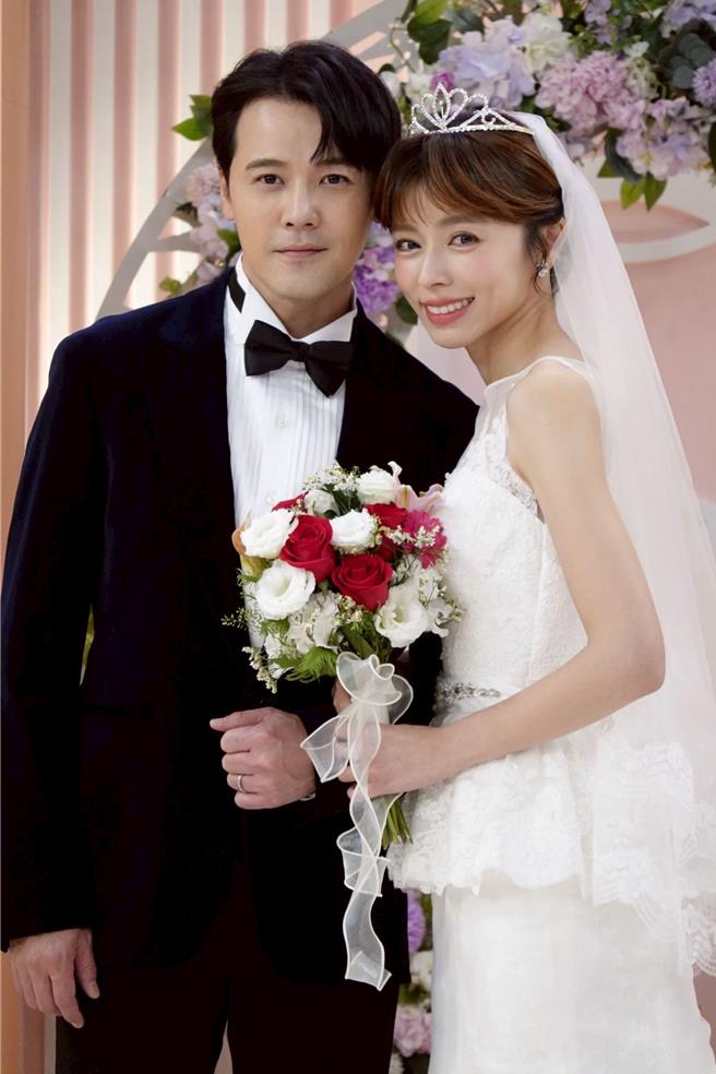 王瞳劇中和黃文星拍浪漫婚紗照。（民視提供）