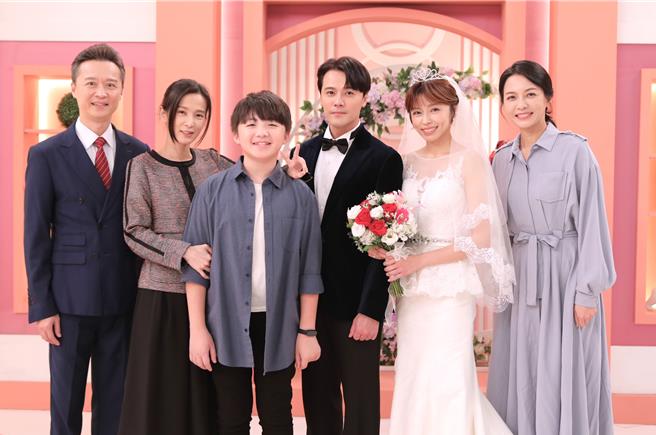 左起何豪傑、楚宣、王宥謙、黃文星、王瞳、何蓓蓓拍攝全家福。（民視提供）