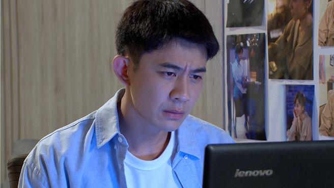 曾子益飾演「克帆」，遠端監視孟婷一家。（民視提供）