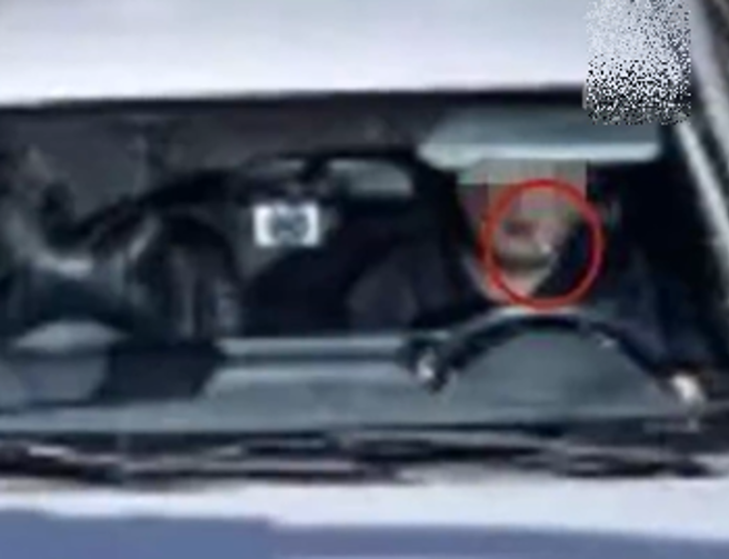 大陸江蘇有駕駛開車叼牙線棒被開罰，後續經交管部門復核後，撤銷處罰。（圖／翻攝自微博）