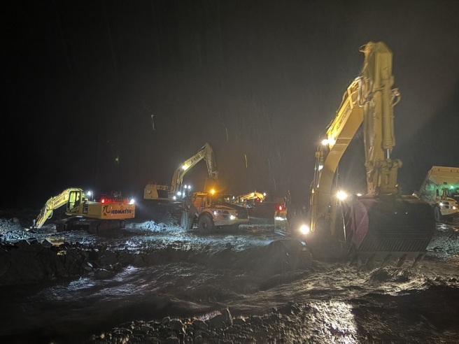 水利署動員連夜趕工封堵，將馬太鞍溪河道改道，讓萬榮鄉明利社區的淹水危機暫時解除。（圖／水利署提供）