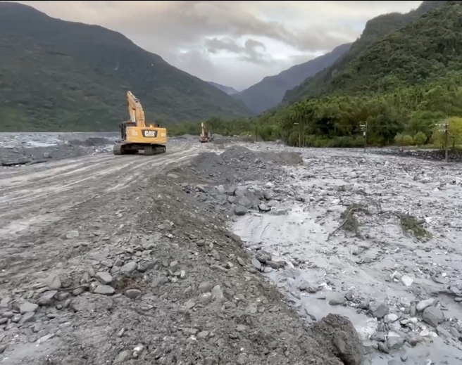 明利社區目前已無淹水情形，水利署將加強培厚封堵段，並持續協助清理道路淤泥。（圖／水利署提供）