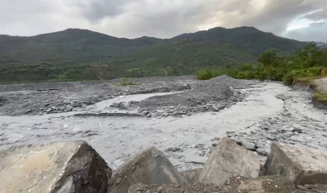 水利署動員連夜趕工封堵，將馬太鞍溪河道改道，讓萬榮鄉明利社區的淹水危機暫時解除。（圖／水利署提供）