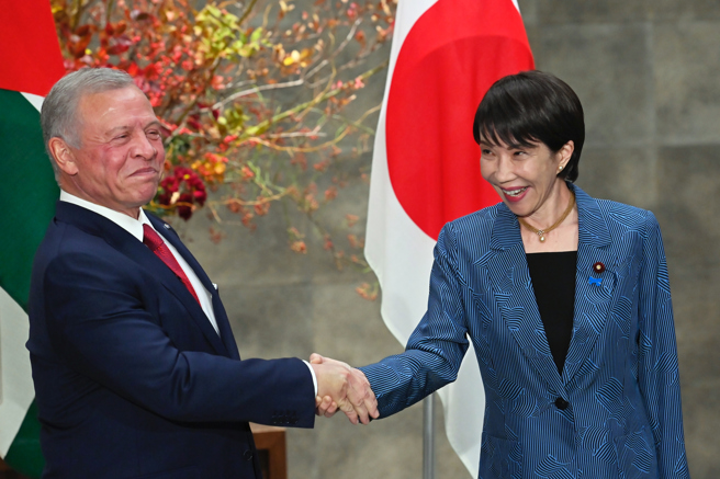 日本首相高市早苗（右）11日在東京首相官邸會晤來訪的約旦國王阿布杜拉二世。她上任後公務繁忙，13日自爆每天睡眠時間通常只有2小時。（美聯社）