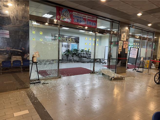 平等澄清医院遭砸毁大门玻璃。（民眾提供／李京升台中传真）