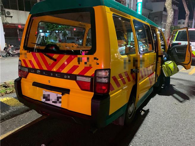 娃娃車自撞中央安全島。（民眾提供／李京昇台中傳真）