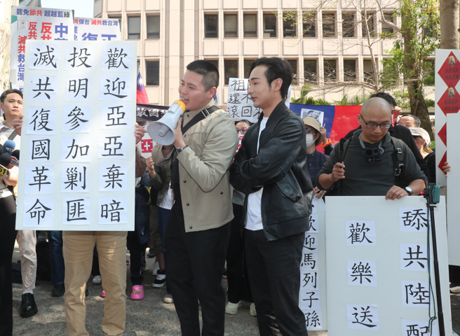 大陸《央視》13日報導，福建省泉州市公安局發布懸賞通告，徵集網紅「八炯」（中）、「閩南狼」（左）違法犯罪線索。（中時資料照，陳君瑋攝）
