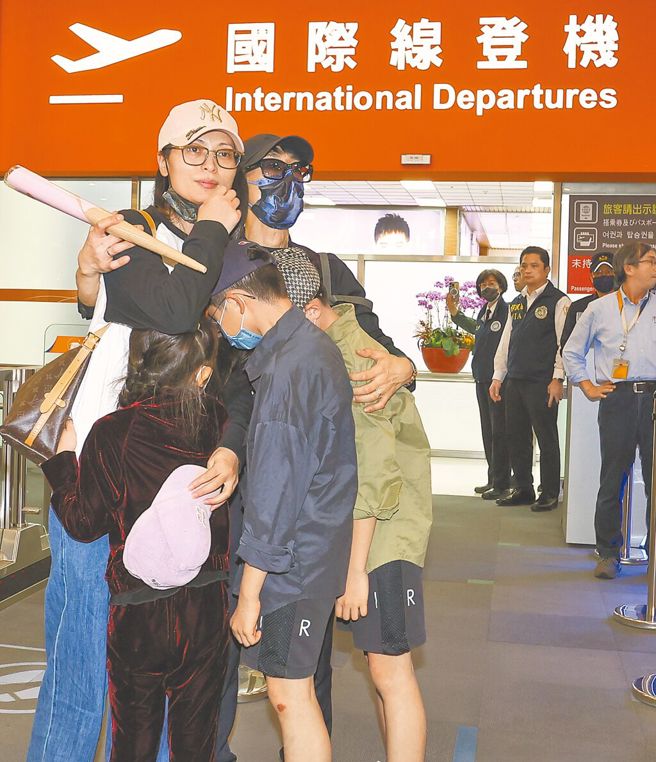 陸配劉振亞3月從松山機場離台，搭機前與丈夫及小孩依依不捨擁抱。（資料照片/陳俊吉攝）