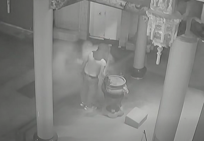 乱撒土地公庙挖天公炉香灰的男子找到了，并且道歉当天找错对象。（图／翻摄自脸书镇辕境 顶土地公庙）