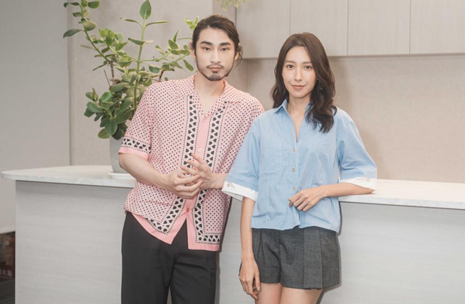 章广辰（左）、杨晴13日为《旧金山美容院》宣传。（TVBS提供、服装提供Sandro Paris）