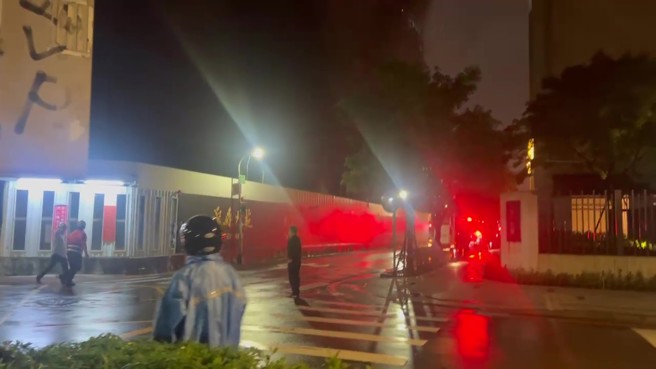 位於健康路巷弄內、由中華工程承攬的都更案「鳴森大苑」建案，地下室於晚間8時55分突然陷入火海，現場火光伴隨大量濃煙竄出。（圖／簡銘柱翻攝）