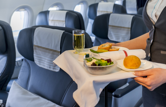 維珍航空2023年發生一起頭等艙暴力威脅事件，法院原本盼犯嫌坐牢15個月，輿論認為量刑太輕要求加重量刑。上訴法院日前判他監禁4年3個月。圖非事發航班。（示意圖：shutterstock／達志）