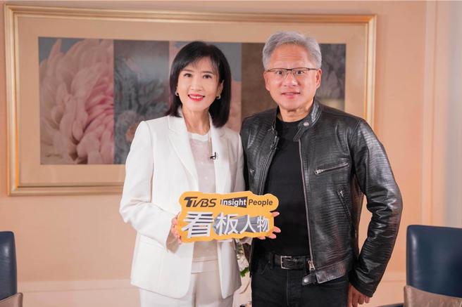 黄仁勋（右）接受方念华专访。（TVBS提供）