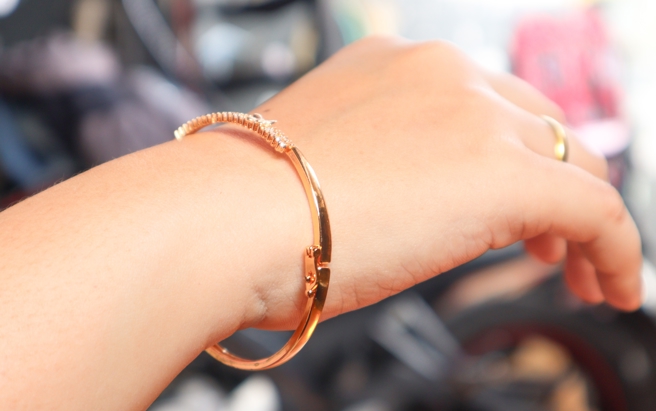 大陸廣東有母親帶孩子去金飾店，沒想到孩子才試戴金手鐲10秒，竟被以「手鐲變形」要求賠償或直接買下。（示意圖：shutterstock／達志）
