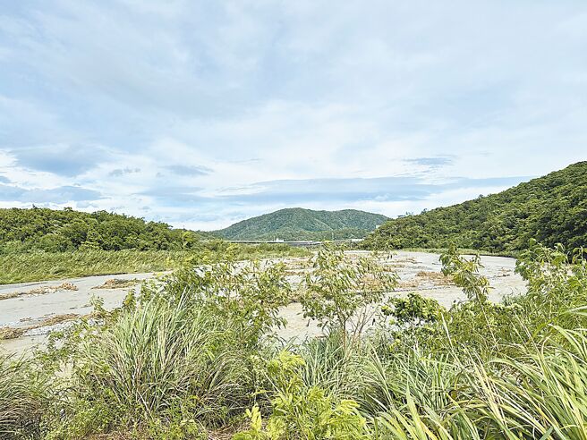 宜兰县政府在民国109年提报苏澳溪分洪计画，112年行政院核定补助，却因原物料价格上涨，总经费从54.13亿元增至75.68亿元，计画卡关至今。图为苏澳溪分洪道工程预定地。（吴佩蓉摄）
