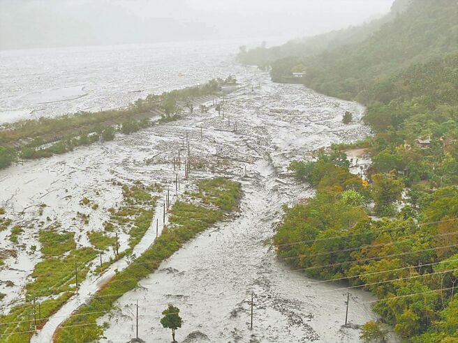 花蓮縣馬太鞍溪水10日暴漲後，大量泥水從左岸堤防尾端缺口流進萬榮鄉明利村，低窪地區農田及房屋都被淹沒。（民眾提供／羅亦晽花蓮傳真）