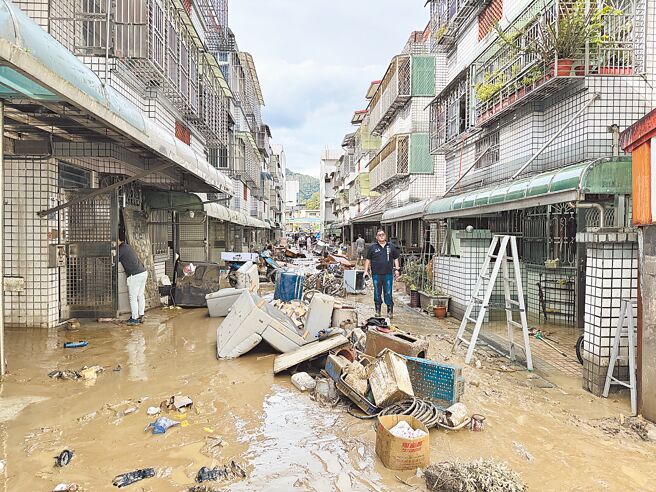 凤凰颱风与东北季风产生共伴效应，强劲雨势猛袭宜兰，苏澳镇短短数小时降雨突破600毫米，一夜之间家园尽毁。（吴佩蓉摄）