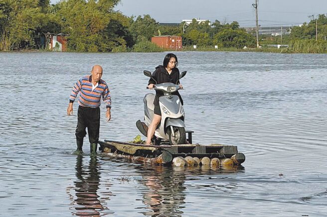 宜兰县五结乡1名护理师为了照顾住院病人冒雨涉水上班，父亲用竹筏护送她及机车渡过淹水地区。（民眾提供／吴佩蓉宜兰传真）