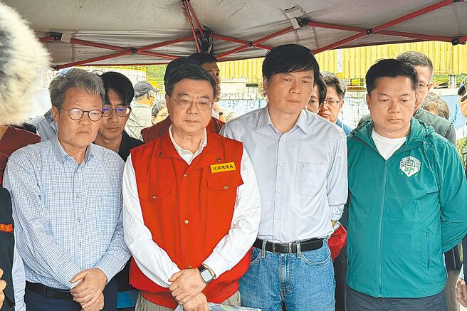 民進黨提名宜蘭縣長參選人林國漳（右二）與立委陳俊宇（右一）等人12日赴蘇澳了解災情後，再與行政院長卓榮泰（左二）視察蘇澳溪分洪工程，林國漳與政務委員陳金德（左一）分別站在卓揆身旁。（吳佩蓉攝）