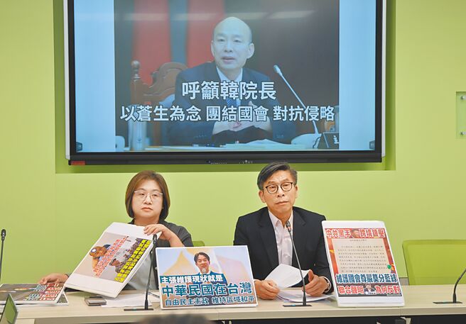 中共點名將對民進黨立委沈伯洋展開全球抓捕，民進黨立法院黨團幹事長鍾佳濱（右）、書記長陳培瑜（左）12日表示，立法院長韓國瑜不應該和加害者站在一起去檢討被害者。（姚志平攝）