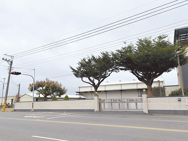 彰化县文雅畜牧场被验出鸡蛋芬普尼超标，12日大门深锁，门口招牌也已拆除。（冯惠宜摄）