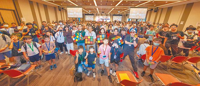 全台最大WCA國際認證賽事，新壽「新光盃魔術方塊公開賽」台東場及高雄場熱烈報名中。（新光人壽提供）
