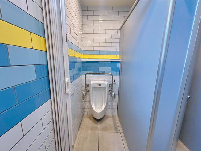 台北市社会局推动「性别友善厕所标章认证制度」12日上路，期待透过明确的评核机制，让公共空间安全、隐私有一致标准，也更具包容性。（张珈瑄摄）