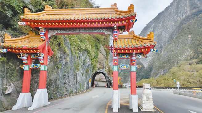 太魯閣國家公園知名地標「太魯閣牌樓」去年底遭工程車撞毀，上方「東西橫貫公路」字樣損壞掉落，太魯閣國家公園管理處將自17日起動工修復。（太魯閣國家公園管理處提供／王志偉花蓮傳真）