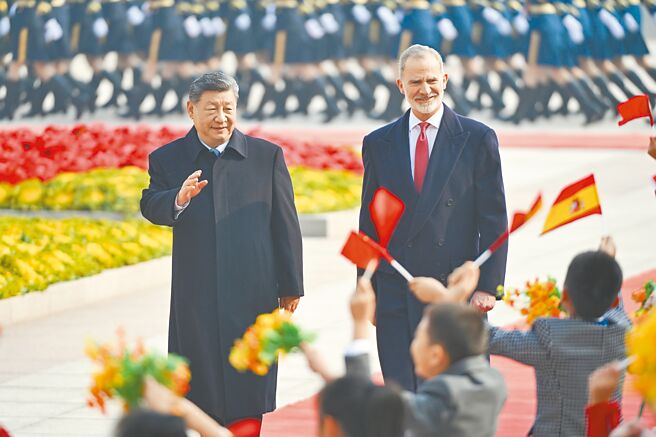 大陸國家主席習近平12日在北京人民大會堂會見來訪並進行國是訪問的西班牙國王菲利佩六世，會面前在人民大會堂東門外廣場舉行歡迎儀式。（中新社）