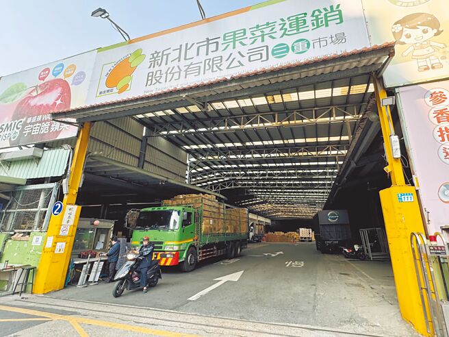 新北市政府原規畫將三重果菜批發市場遷至蘆洲，引發地方反彈。內政部都委會11日確認會議紀錄，退回決議「蘆洲南北側農業區專案通盤檢討案」。（張鎧乙攝）