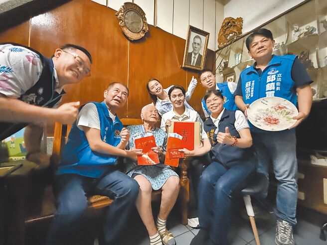 苗栗縣議員徐功凡（左一）表態參選頭份市長，曾玟學仍評估中，地方盛傳副議長張淑芬（前右三）具備跨黨派整合能力，被勸進角逐。（呂麗甄攝）