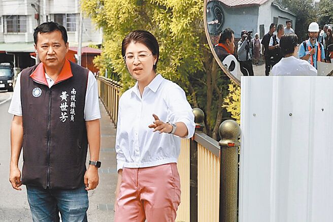 國民黨籍南投縣議員黃世芳（左）積極布局轉戰參選埔里鎮長，常跟著縣長許淑華會勘。（南投縣政府提供／楊靜茹南投傳真）