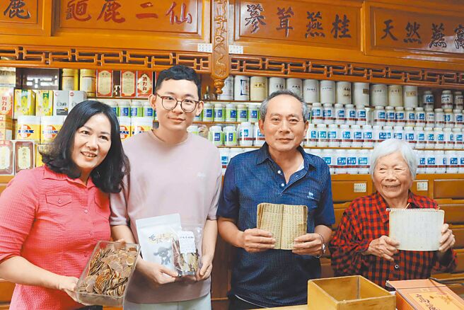 嘉義縣鹿草鄉「瑞安堂」中藥行屹立不搖，傳承4代近百年歷史，第4代接班人王詔郁（左二）結合西藥專長，持續開發新產品。（呂妍庭攝）