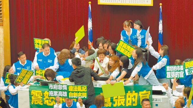 高雄市議會11日進行總預算交付議程，藍綠爆發衝突，影響後續總預算審案進度。（本報資料照片）