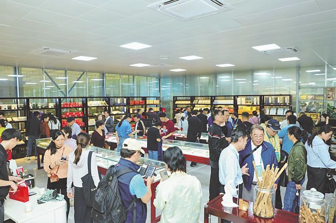 活动现场，相关产品成果展。（大会提供）