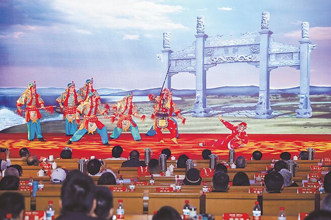 婺劇《泗州城》登場，台商代表隨旋律輕輕打拍。（周聖浩攝）