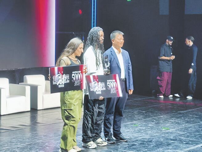 第二届海峡两岸街舞联赛展演与赛事燃动深圳。（张厚炜摄）