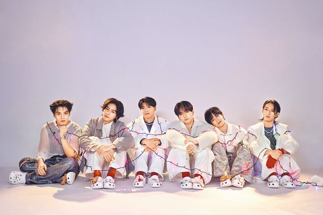 「Ozone」成員哲言（左起）、佳辰、文廷、祖安、子翔、煥鈞，將舉辦耶誕派對跟粉絲歡聚。（索尼音樂提供）