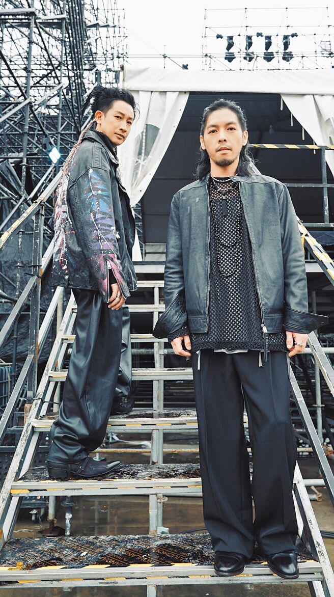 浪花兄弟Darren（左）、楊常青9日在武漢春浪20周年音樂節合體演出。（杰威爾音樂提供）